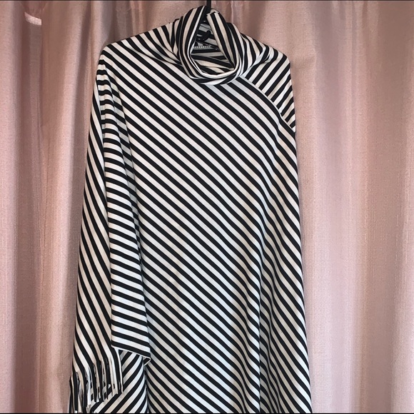 Beautiful black and white stripe poncho - Picture 2 of 6